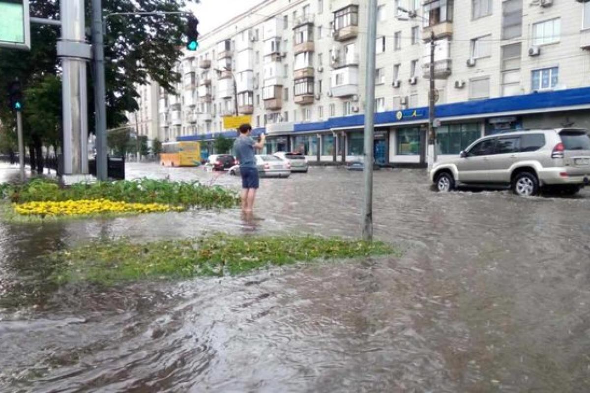 Чернівці накрила сильна злива: у воді опинилися кілька вулиць та вокзал Чернівці накрила сильна злива: у воді опинилися кілька вулиць та вокзал