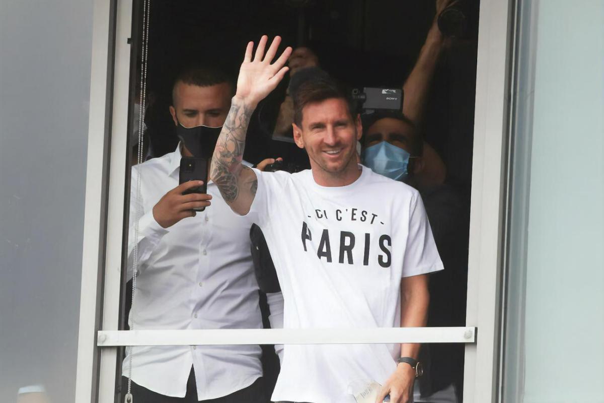 Лионель Месси официально становится игроком "ПСЖ" (видео) Лионель Месси официально становится игроком "ПСЖ" (видео)