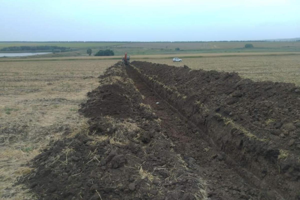Трое жителей Луганщины раскопали среди поля и пытались украсть подземный трубопровод оросительной системы