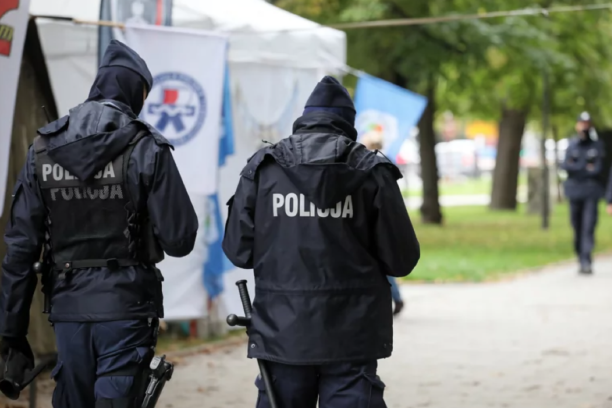 На протесті медиків у Варшаві чоловік вистрілив собі в обличчя На протесті медиків у Варшаві чоловік вистрілив собі в обличчя