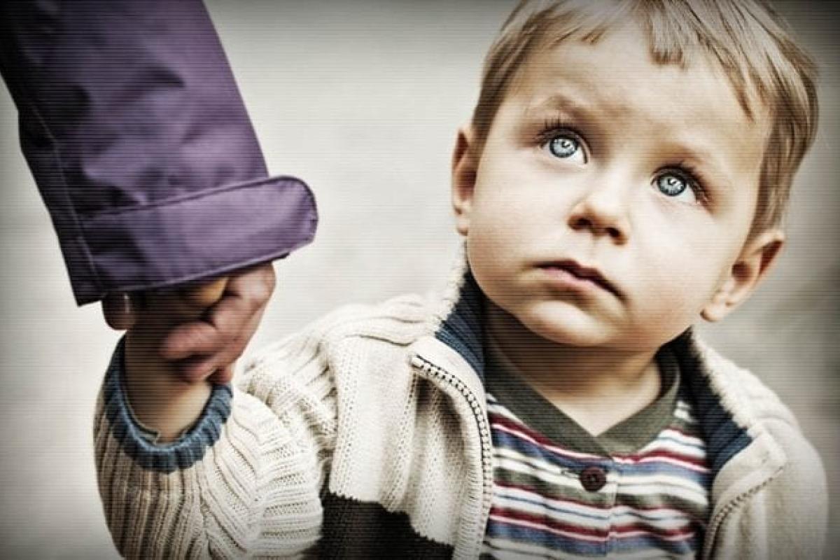 У Лисичанську знайшли нікому не потрібного 4-річного хлопчика, який гуляв по вулиці в літньому одязі (фото) У Лисичанську знайшли нікому не потрібного 4-річного хлопчика, який гуляв по вулиці в літньому одязі (фото)