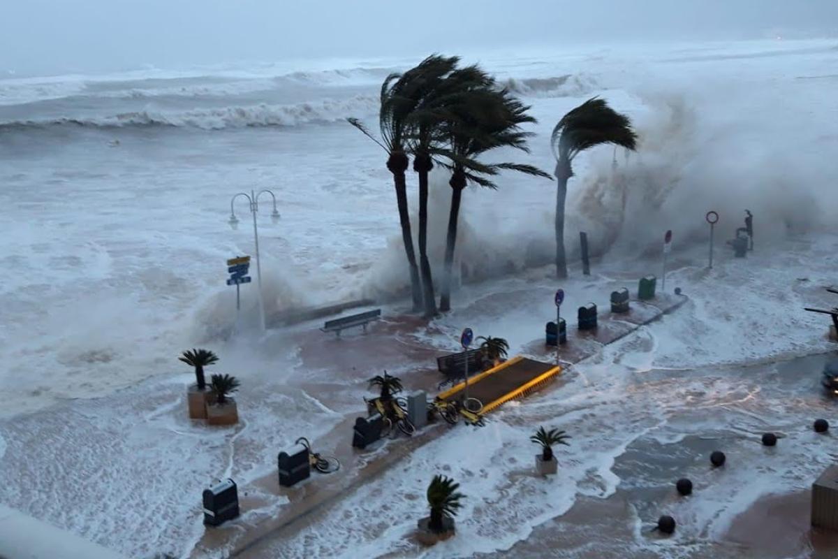 На пляжи Мексики обрушился мощный ураган