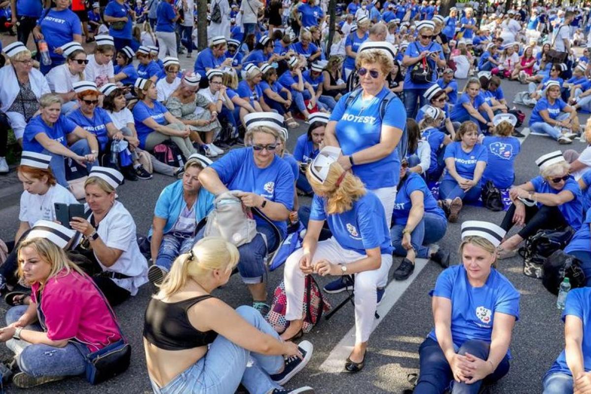 Сотни медиков вышли на протест в Варшаве: что не устраивает польских врачей Сотни медиков вышли на протест в Варшаве: что не устраивает польских врачей