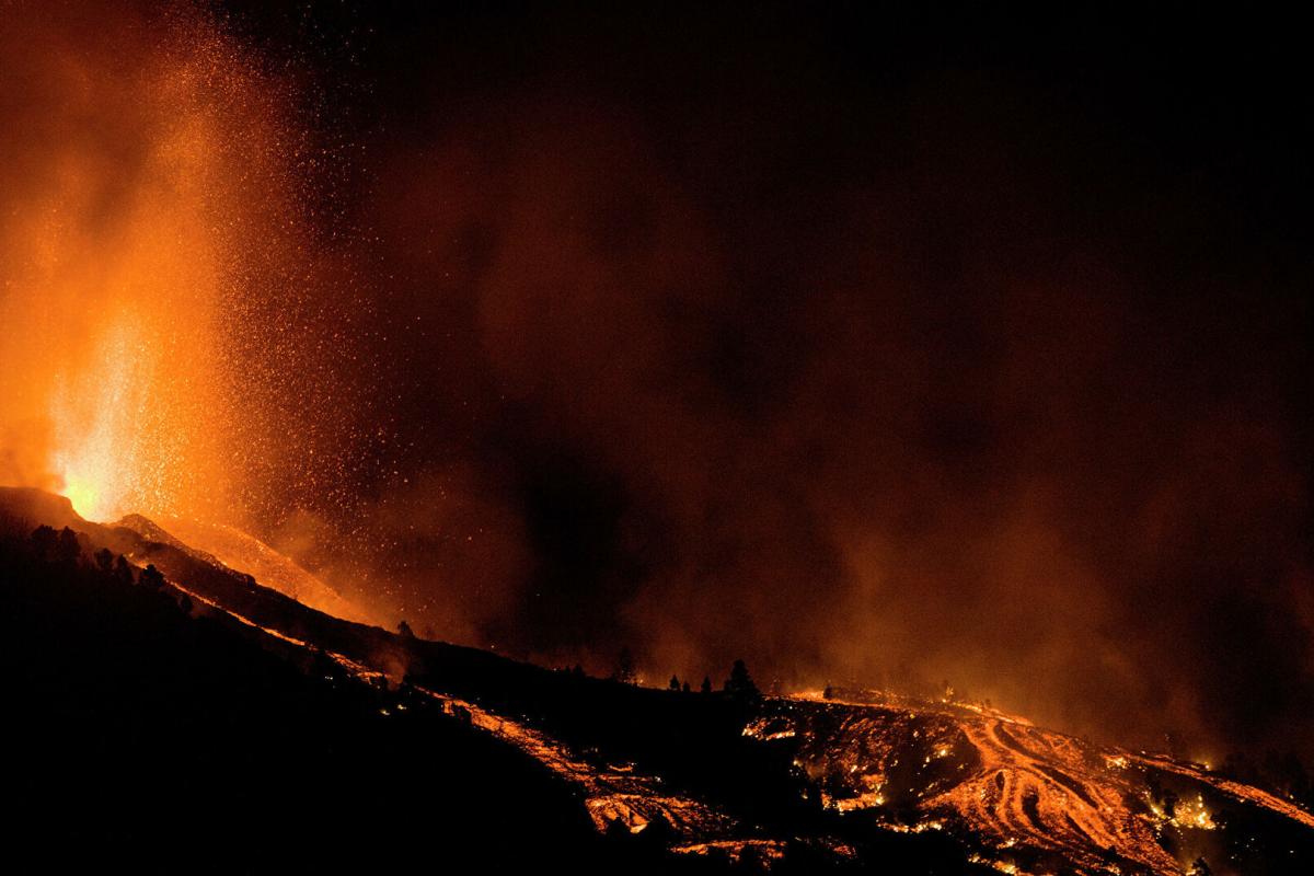 На Канарах посилилося виверження вулкана: місцевий аеропорт припинив роботу На Канарах посилилося виверження вулкана: місцевий аеропорт припинив роботу