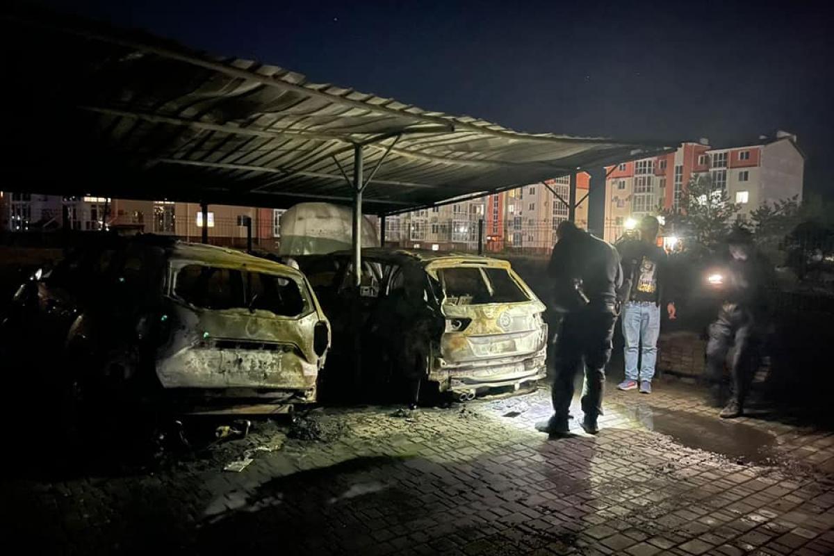 У Сєвєродонецьку раптово загорілися автомобілі біля багатоповерхівки