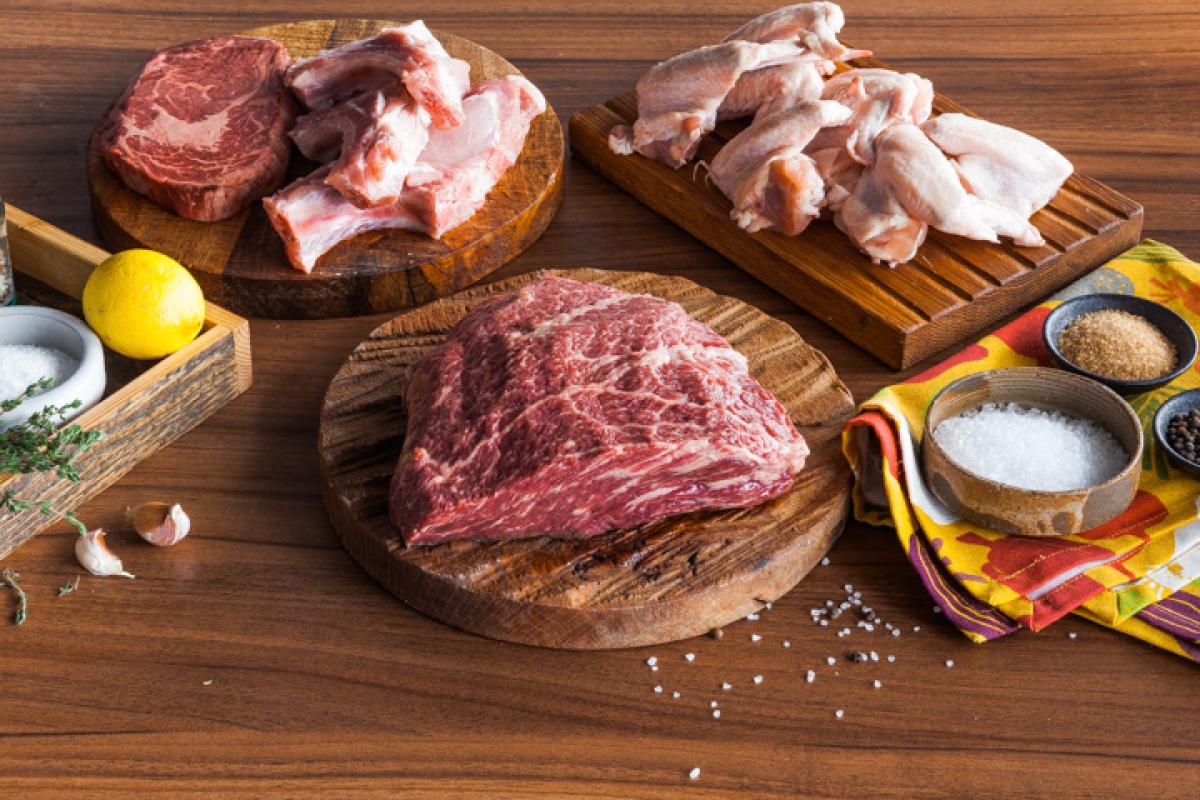 В Украину завезли мясо, от которого можно умереть: какой товар категорически нельзя покупать