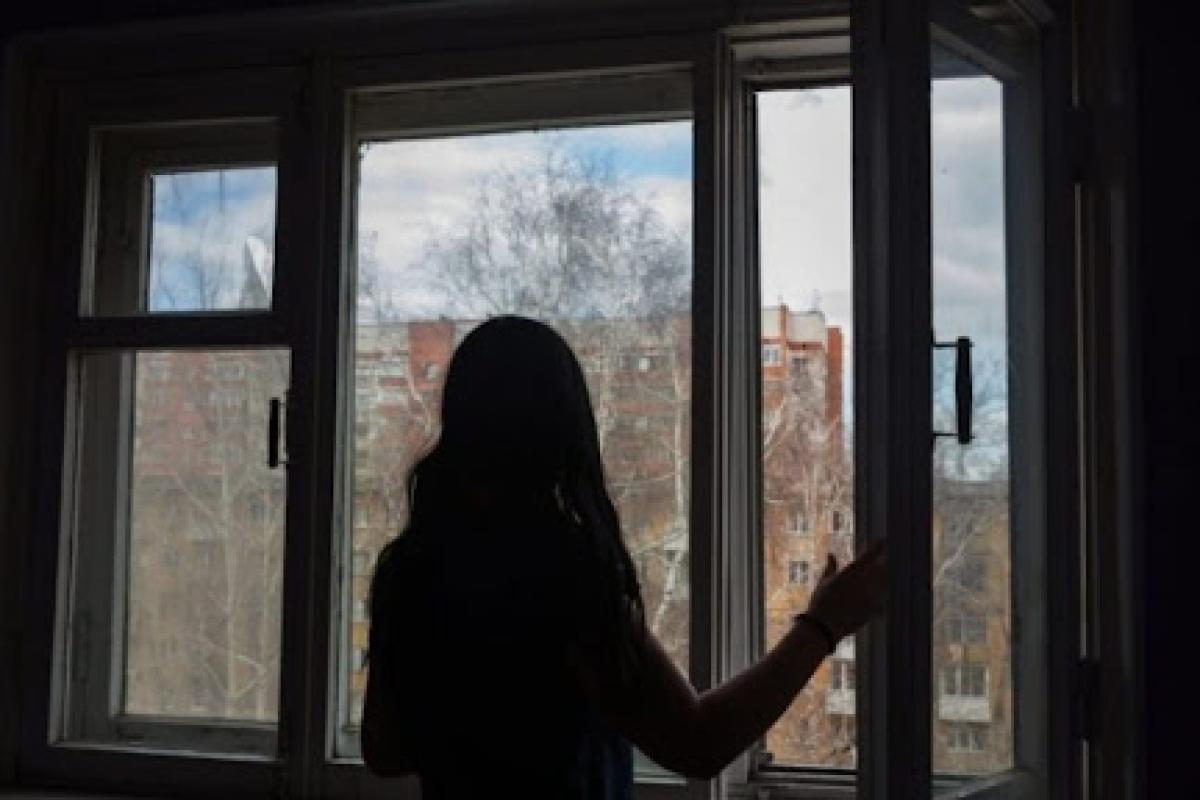 В Черкасской области 11-летняя девочка покончила с собой, выпрыгнув из окна 8 этажа В Черкасской области 11-летняя девочка покончила с собой, выпрыгнув из окна 8 этажа