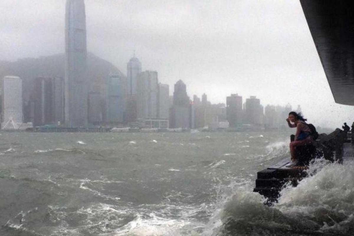 У Гонконзі вирує потужний тайфун "Компас" У Гонконзі вирує потужний тайфун "Компас"