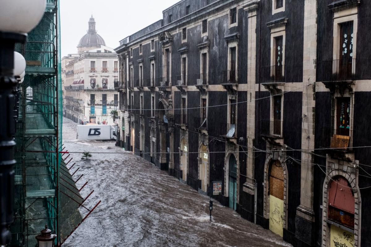 На південь Італії обрушився ураган Medicane, є загиблі На південь Італії обрушився ураган Medicane, є загиблі