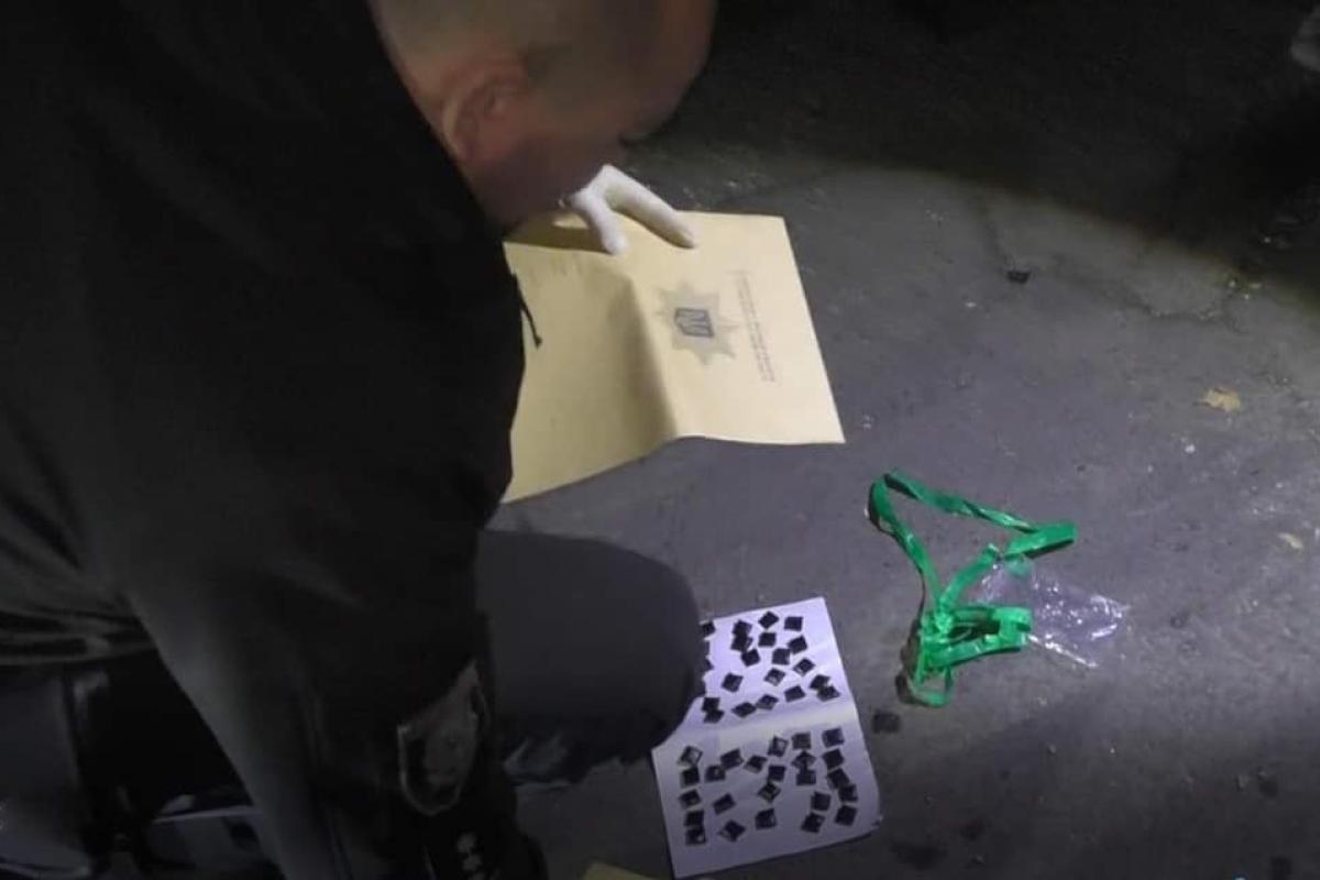 У Сєвєродонецьку спіймали малолітнього збувача наркотиків: загрожує до 8 років ув'язнення У Сєвєродонецьку спіймали малолітнього збувача наркотиків: загрожує до 8 років ув'язнення