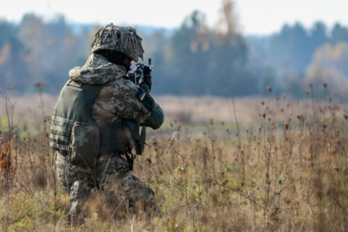 На Донбасі поранено двох українських військовослужбовців На Донбасі поранено двох українських військовослужбовців