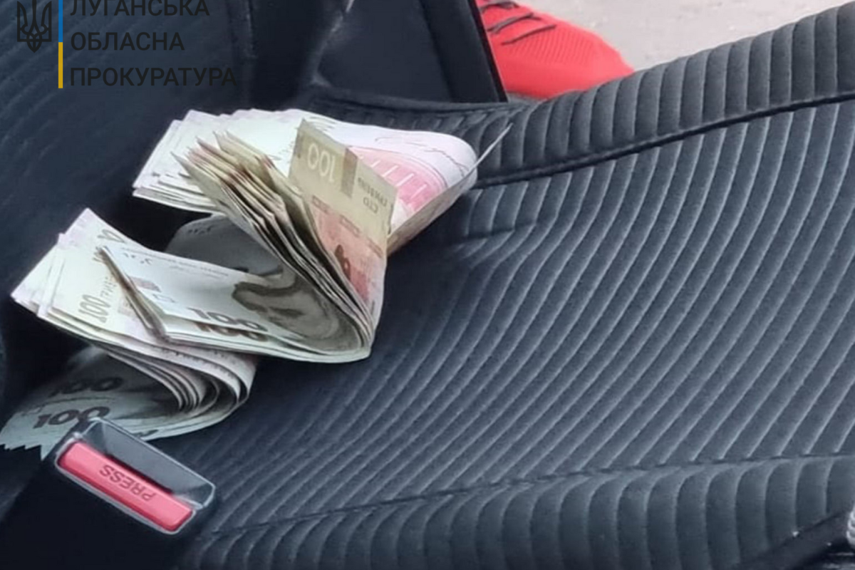 У Лисичанську заступник сектору кримінальної поліції попався на хабарі У Лисичанську заступник сектору кримінальної поліції попався на хабарі