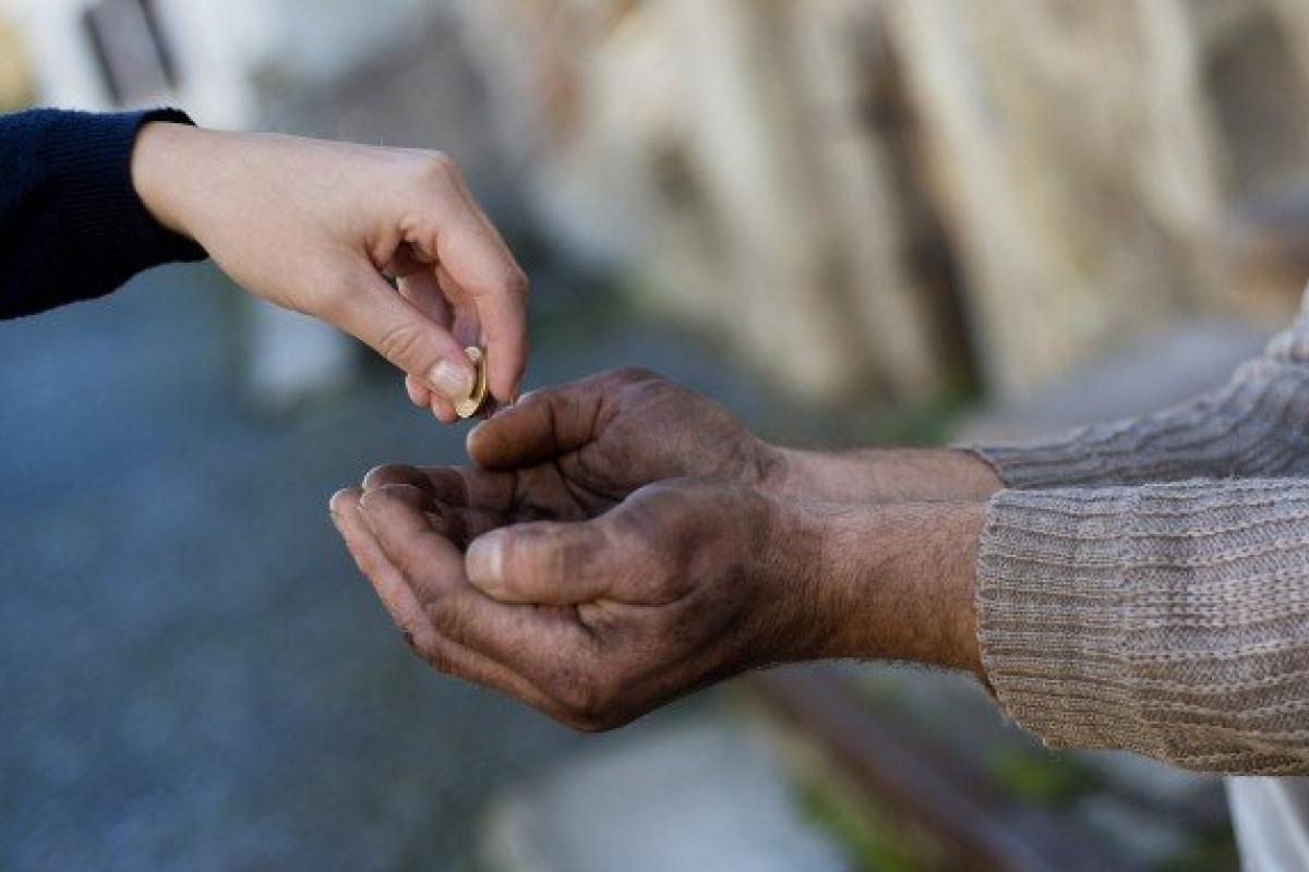 Руки "отросли" в миг: в сети показали "чудесное исцеление" попрошайки в одном из украинских городов (видео) 