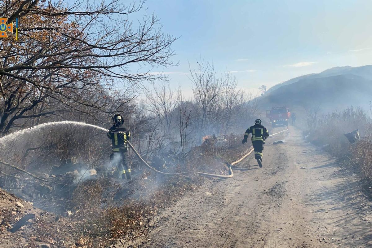 Під Сєвєродонецьком сталася масштабна пожежа: горіла суха трава Під Сєвєродонецьком сталася масштабна пожежа: горіла суха трава