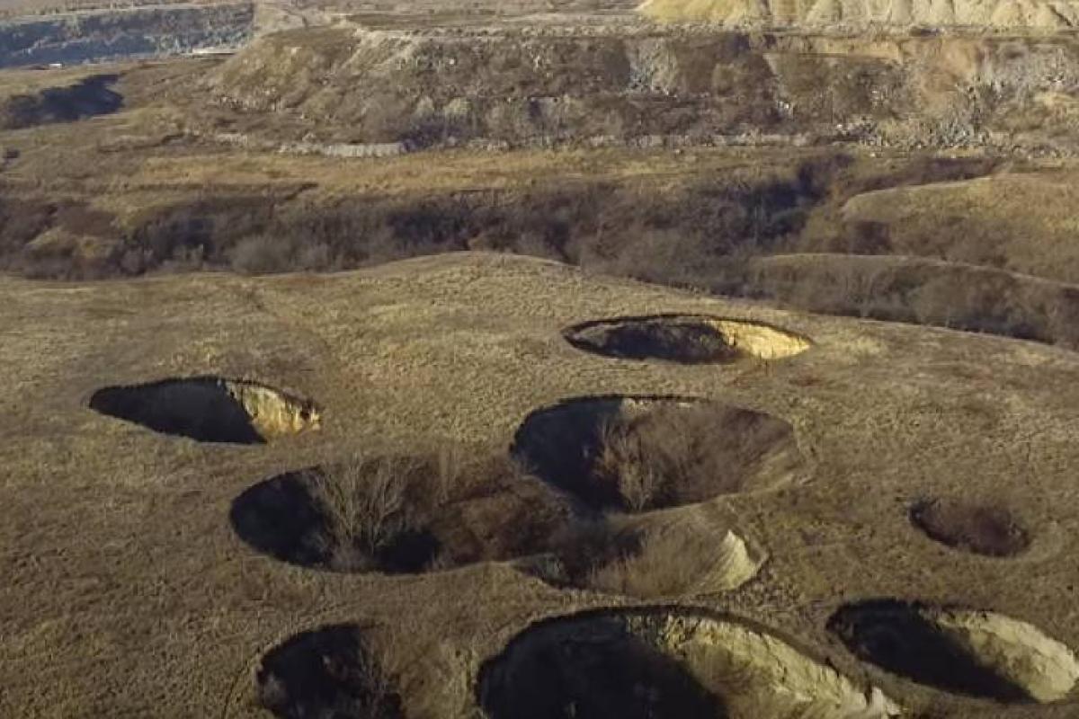 Лисичанск уходит под землю?: Вблизи города образовались опасные провалы (видео)