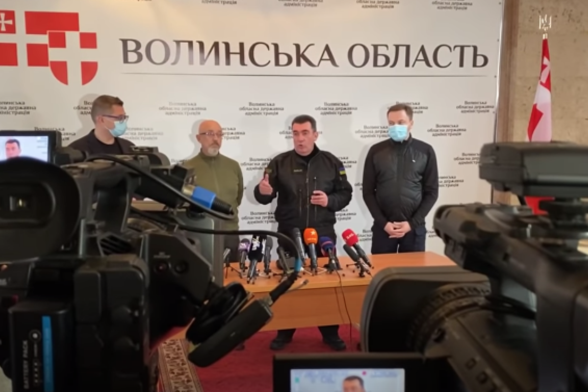 В МВД заявили о возможном введении режима ЧП в приграничных регионах Украины из-за угрозы мигрантов В МВД заявили о возможном введении режима ЧП в приграничных регионах Украины из-за угрозы мигрантов