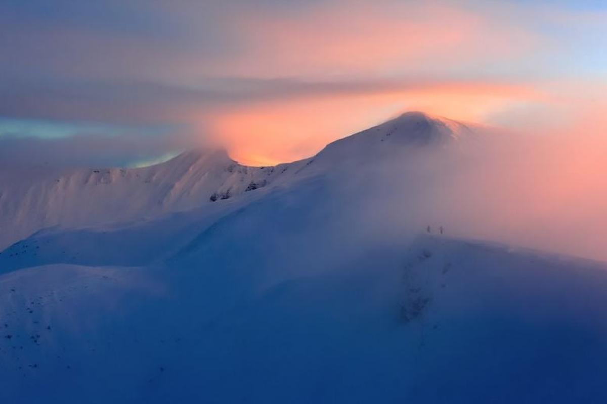 Карпати занесло метровим снігом Карпати занесло метровим снігом