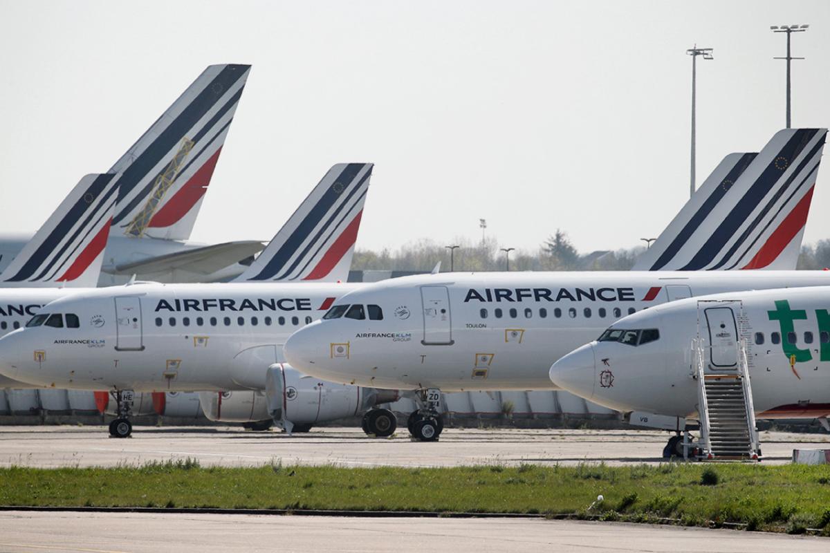 Франция останавливает авиасообщение с Южной Африкой из-за нового штамма COVID-19 Франция останавливает авиасообщение с Южной Африкой из-за нового штамма COVID-19