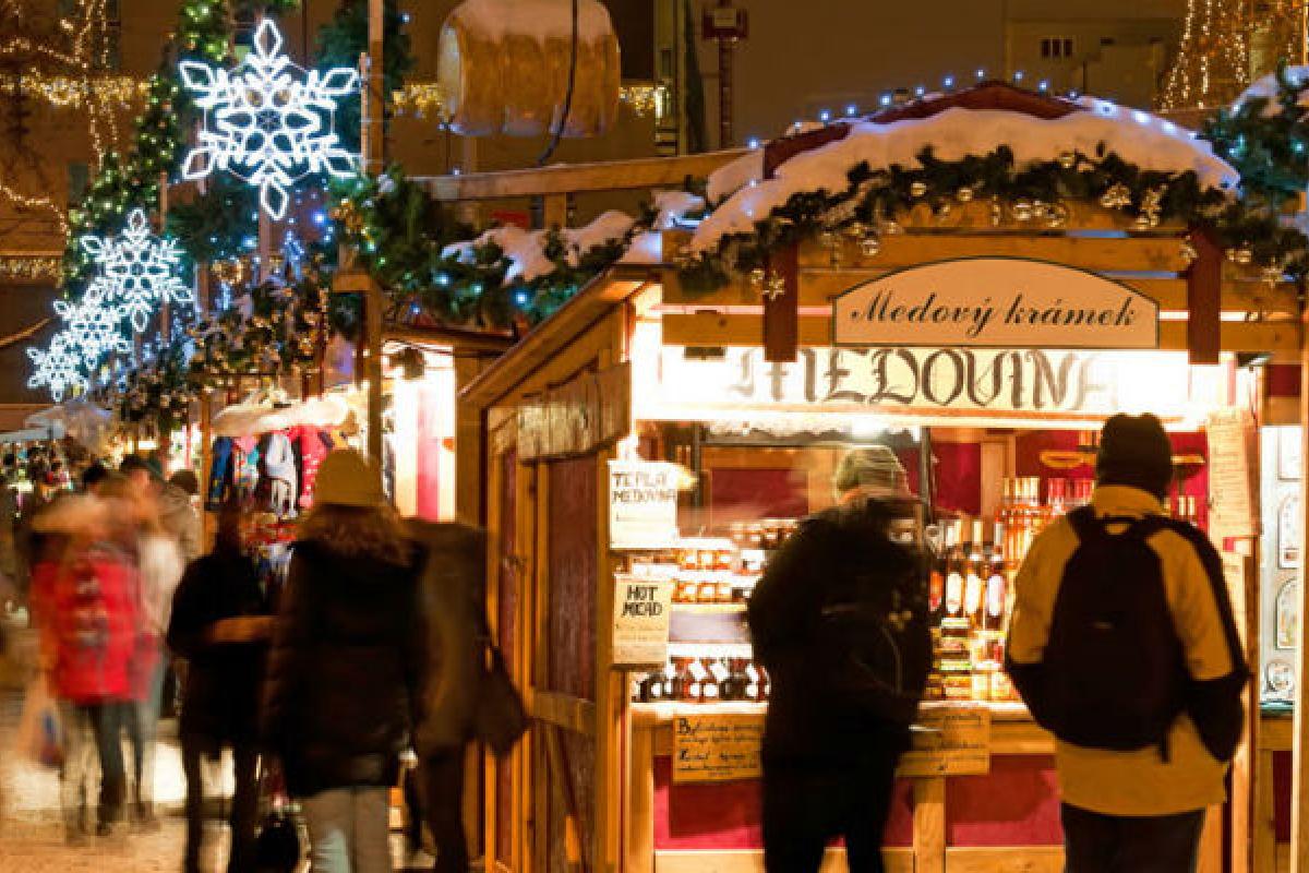 Без різдвяних ярмарків та масових гулянь: Чехія вводить режим НС через ситуацію з COVID-19