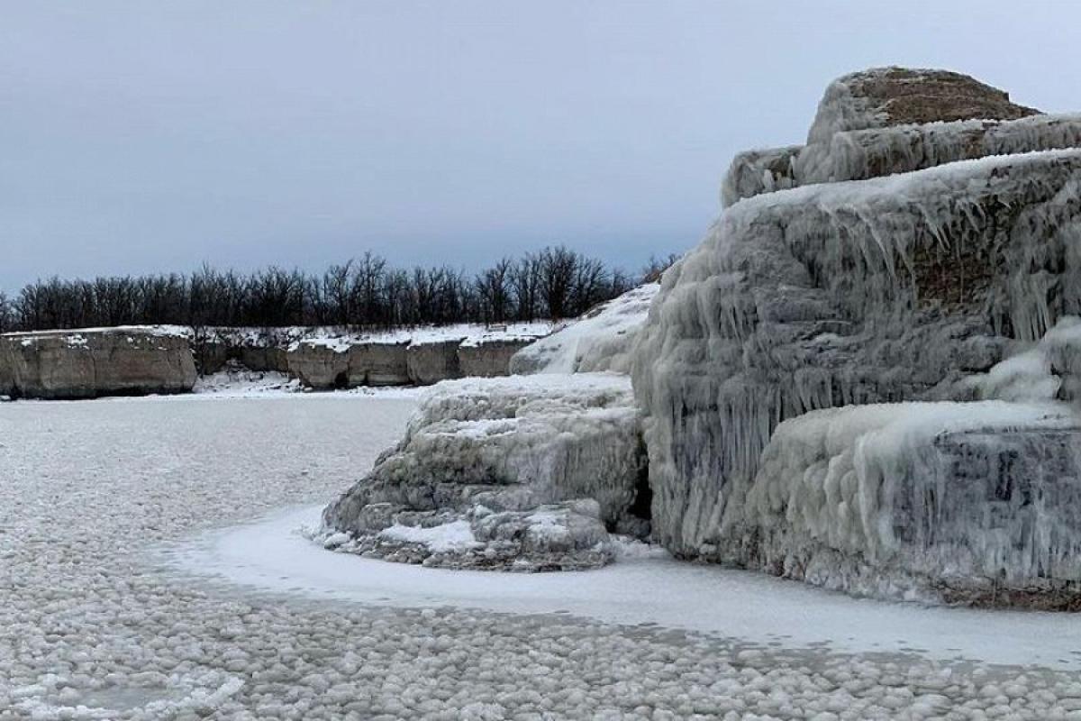 На одном из Канадских озер образовался странный лед в виде шаров (видео)