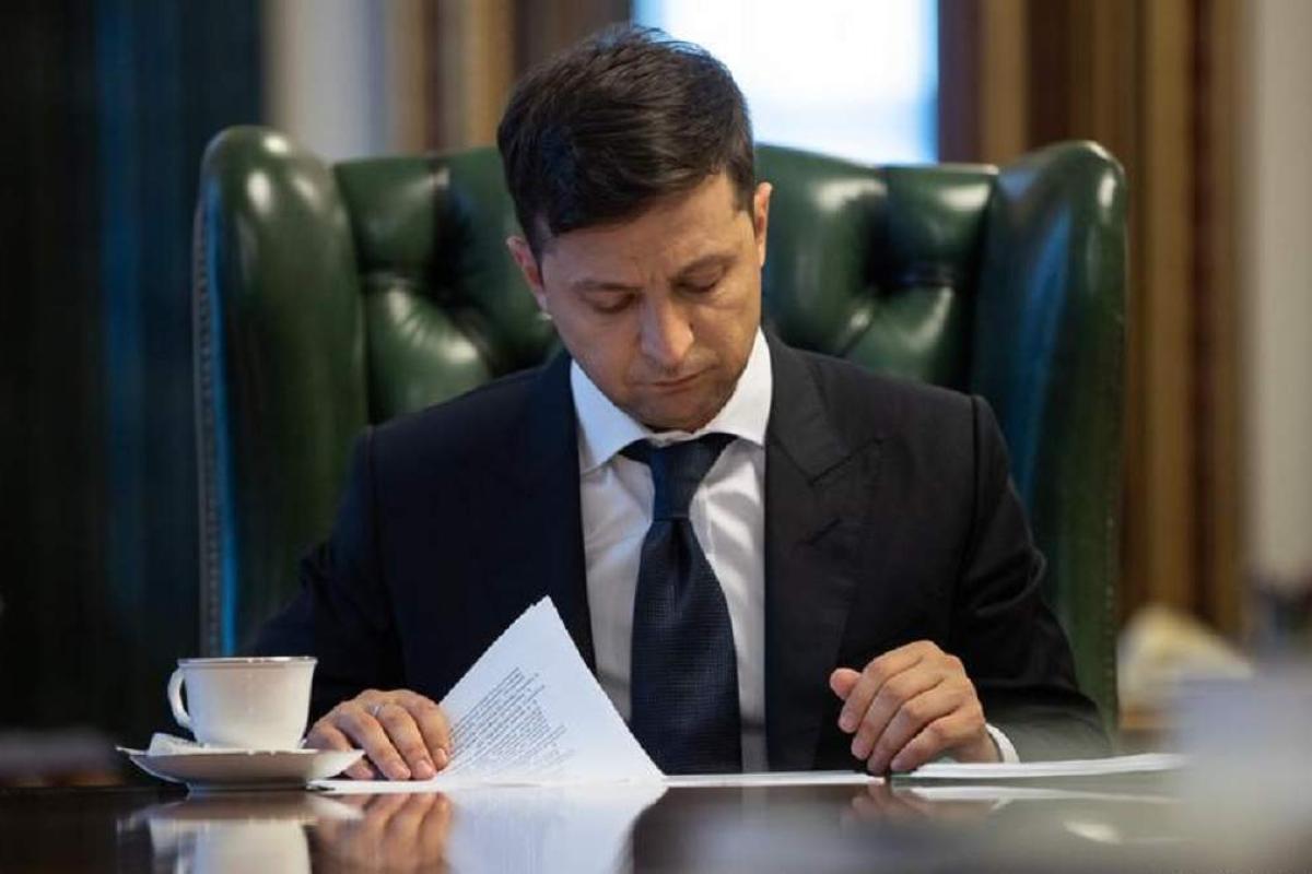 Зеленський невідкладно підписав закон про олігархів Зеленський невідкладно підписав закон про олігархів