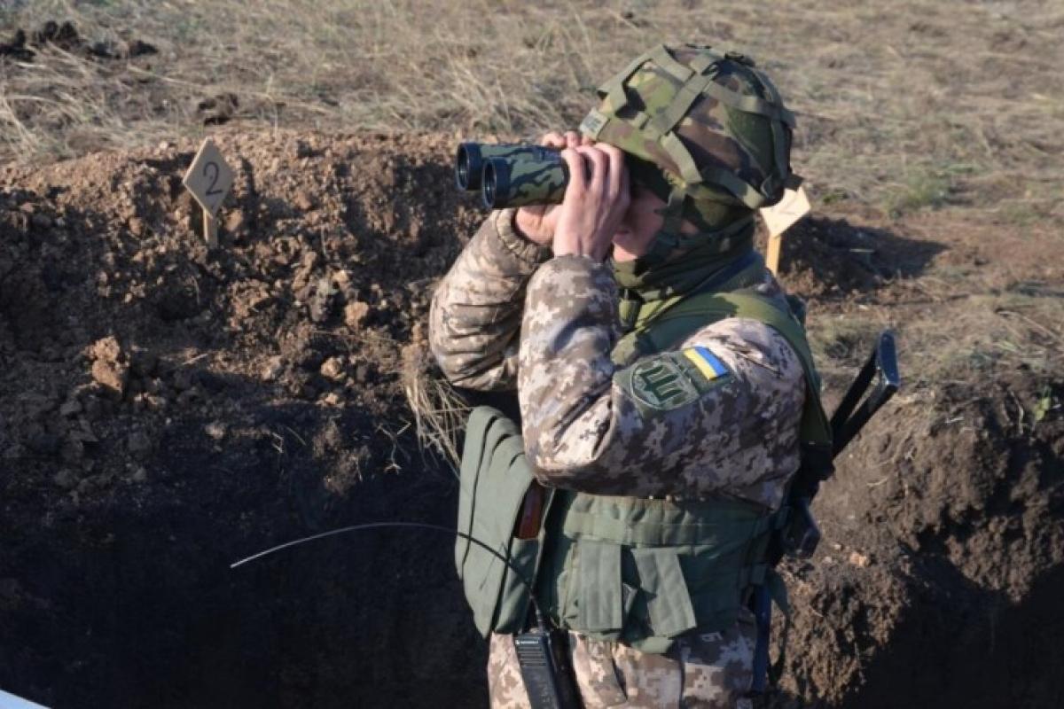 Бойовики на Донбасі шість разів обстріляли українські позиції, поранений водій-санітар