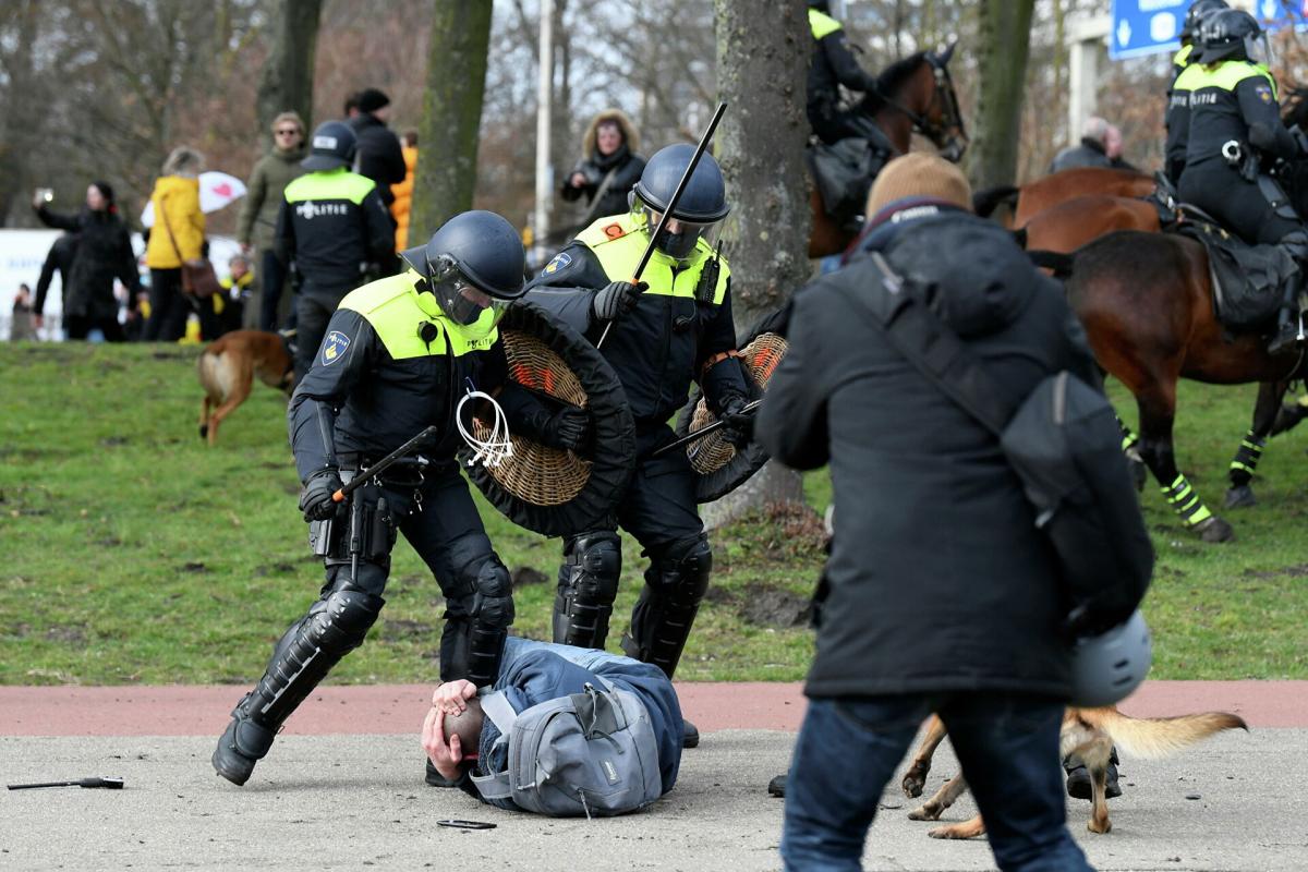 У Нідерландах протест проти COVID-обмежень переріс у свавілля У Нідерландах протест проти COVID-обмежень переріс у свавілля
