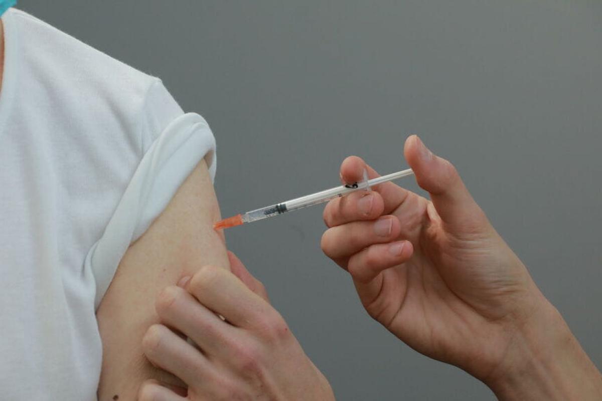 Хотел обмануть медиков: в Италии мужчина пришел на вакцинацию с силиконовой рукой Хотел обмануть медиков: в Италии мужчина пришел на вакцинацию с силиконовой рукой