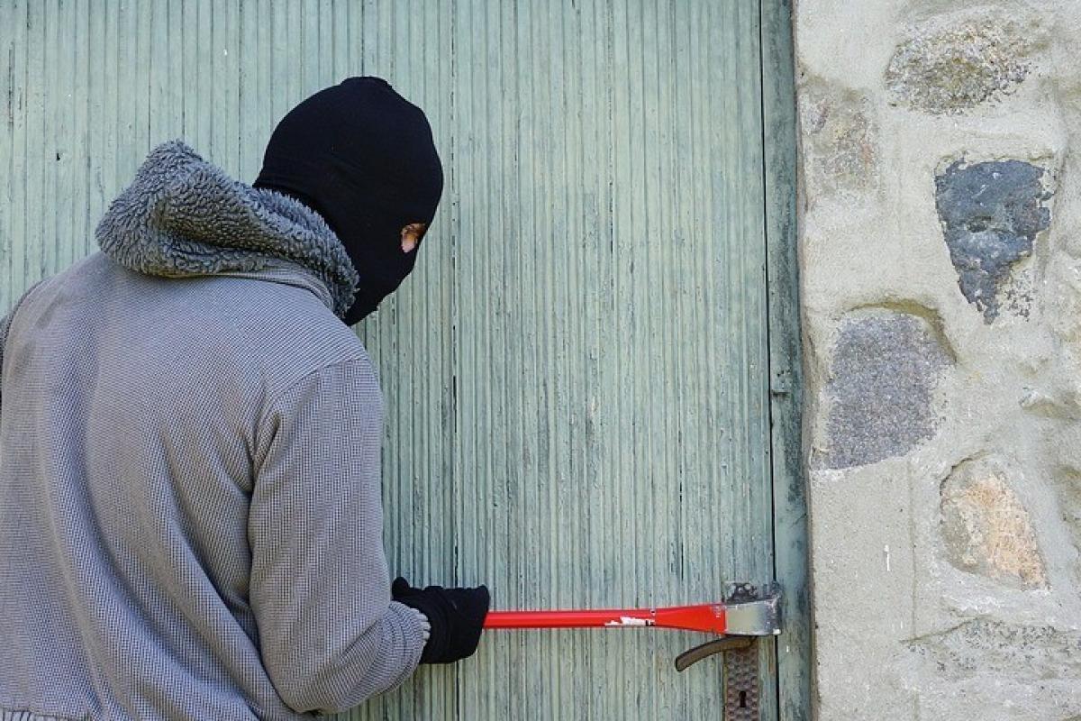 На Луганщині грабіжник проник у будинок до пенсіонерки і відібрав продукти На Луганщині грабіжник проник у будинок до пенсіонерки і відібрав продукти