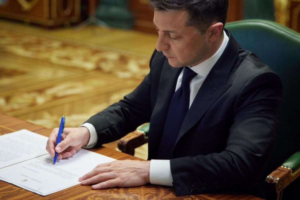 Зеленский подписал закон о выплате тысячи гривен вакцинированным украинцам