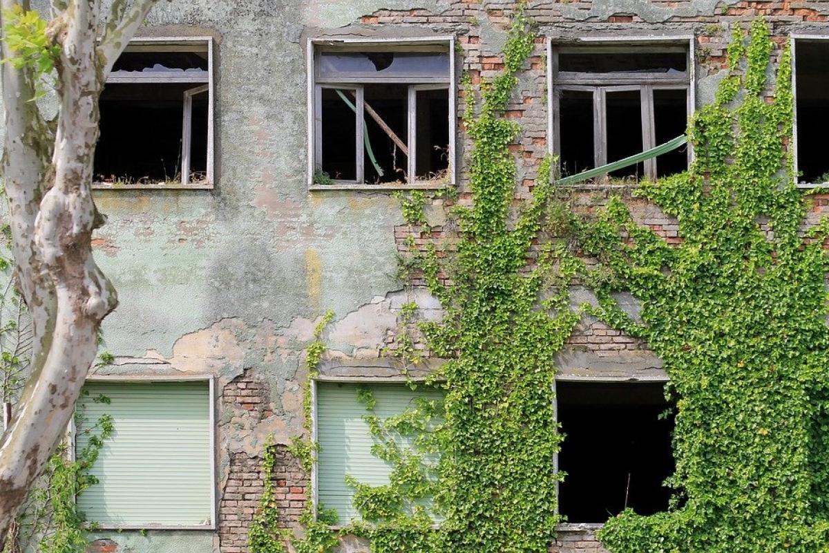 Минус еще одно здание, или Как разрушается Лисичанск и вера в лучшее (фото) Минус еще одно здание, или Как разрушается Лисичанск и вера в лучшее (фото)