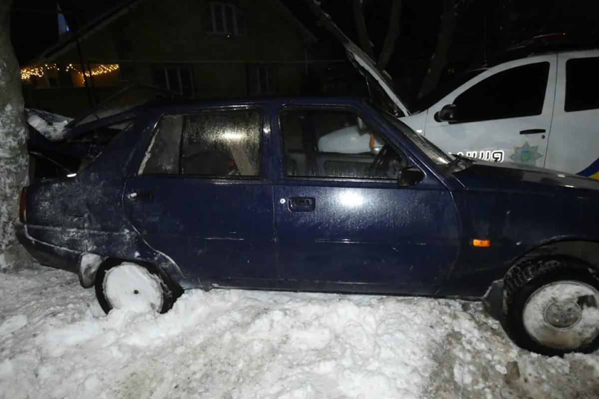 На Луганщине автомобиль "Славута" столкнулся с полицейским Renault Duster, есть пострадавший На Луганщине автомобиль "Славута" столкнулся с полицейским Renault Duster, есть пострадавший