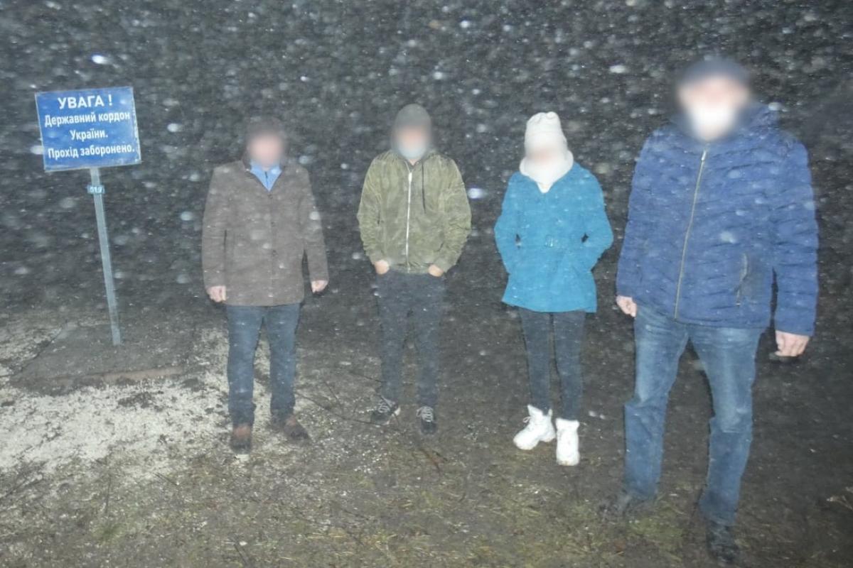 На Луганщині затримали ще одну групу іноземців, які намагалися незаконно перетнути кордон На Луганщині затримали ще одну групу іноземців, які намагалися незаконно перетнути кордон