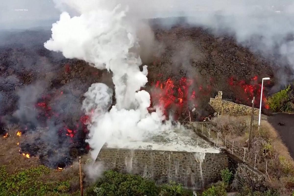 Извержение вулкана Кумбре-Вьеха, которое длилось три месяца, признали завершенным