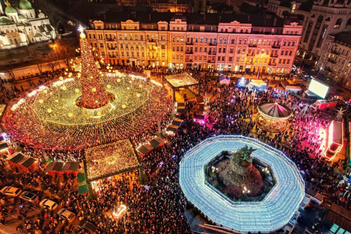 У Києві запалила вогні головна ялинка країни: відео, що зачаровують У Києві запалила вогні головна ялинка країни: відео, що зачаровують