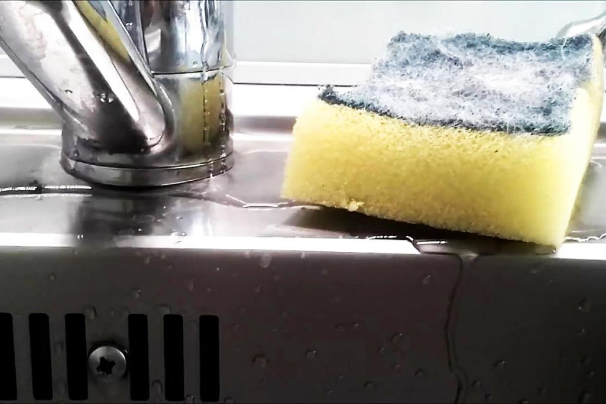 Жителей Лисичанска испугало "нечто", которое появилось из кранов вместо воды (видео) Жителей Лисичанска испугало "нечто", которое появилось из кранов вместо воды (видео)