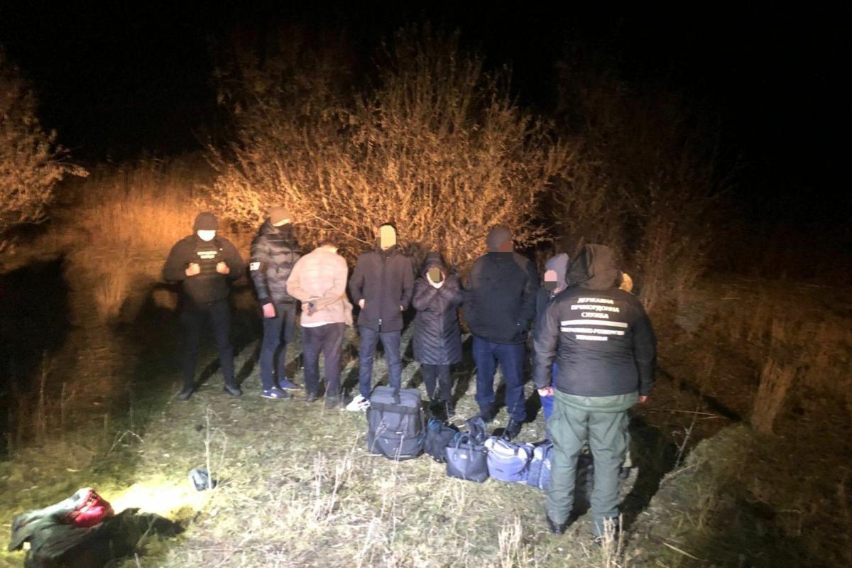 На Луганщине поймали группу иностранцев, которые пытались нелегально пересечь границу На Луганщине поймали группу иностранцев, которые пытались нелегально пересечь границу