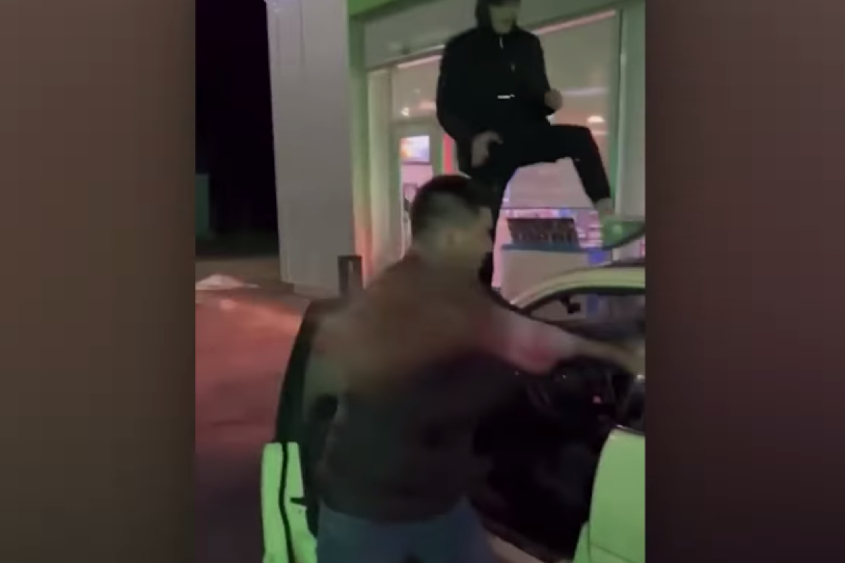 У Сєвєродонецьку молоді люди вирішили "побавитися", використавши авто не за призначенням (відео) У Сєвєродонецьку молоді люди вирішили "побавитися", використавши авто не за призначенням (відео)