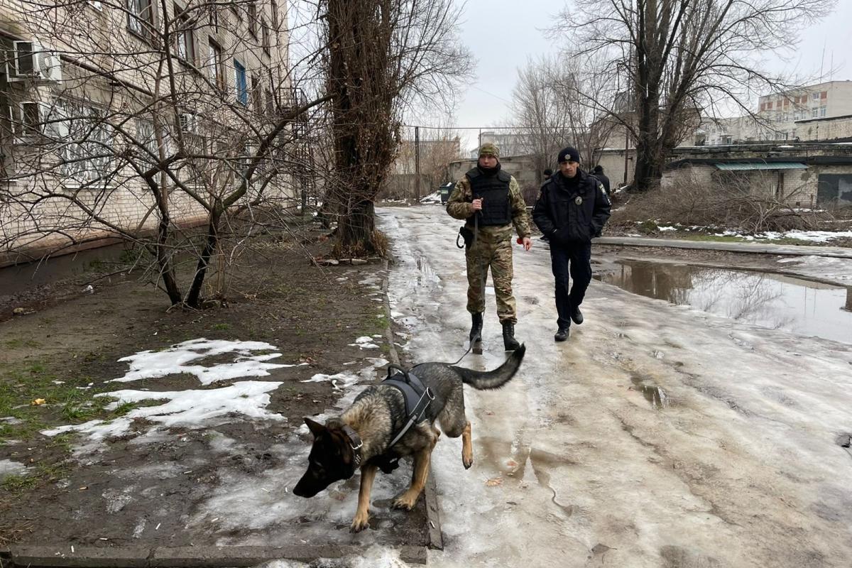 В Северодонецке мужчина угрожал сбросить гранату из окна многоэтажки В Северодонецке мужчина угрожал сбросить гранату из окна многоэтажки