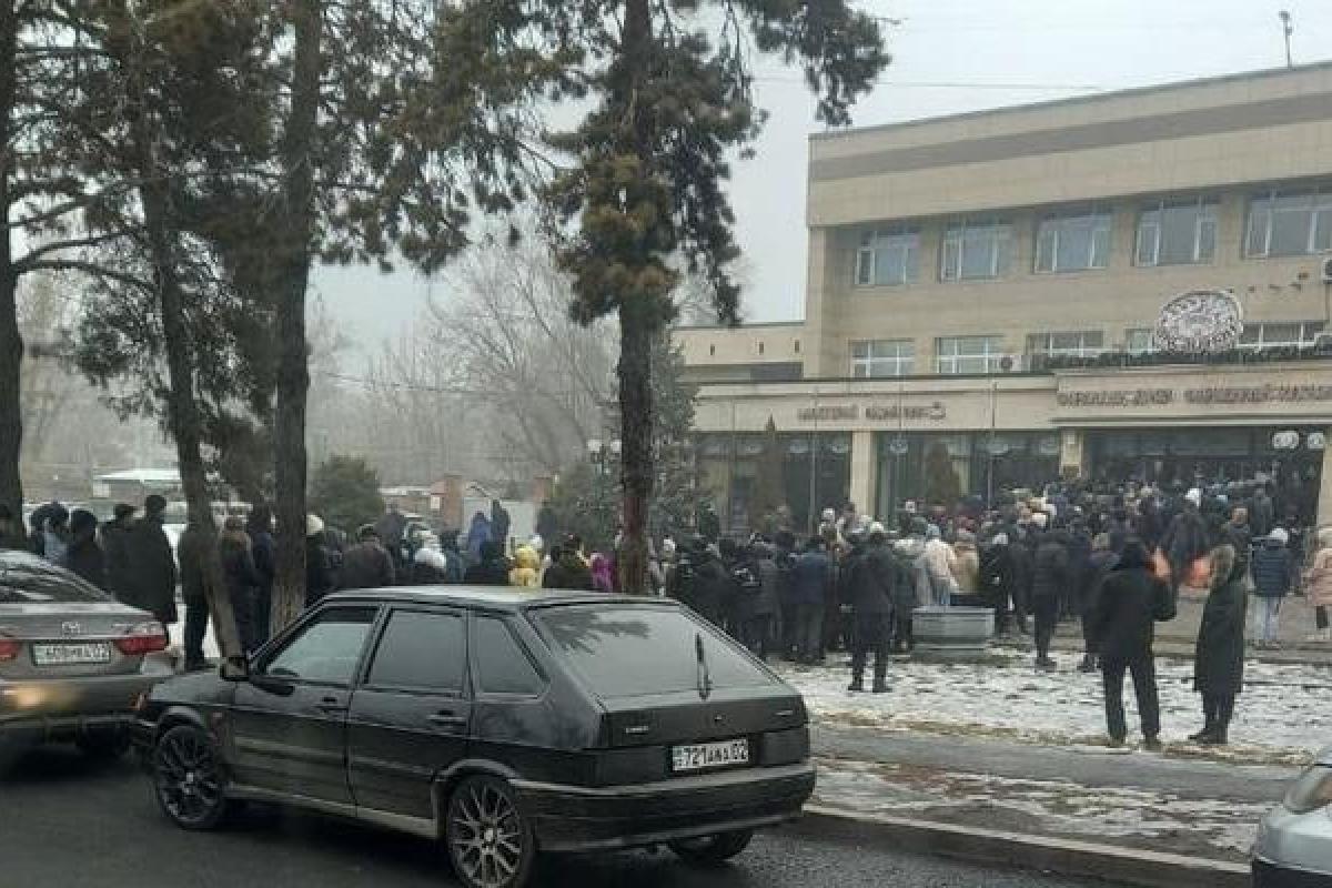 Огромные очереди за хлебом, бензином и у банкоматов: Казахстан охватил масштабный дефицит Огромные очереди за хлебом, бензином и у банкоматов: Казахстан охватил масштабный дефицит