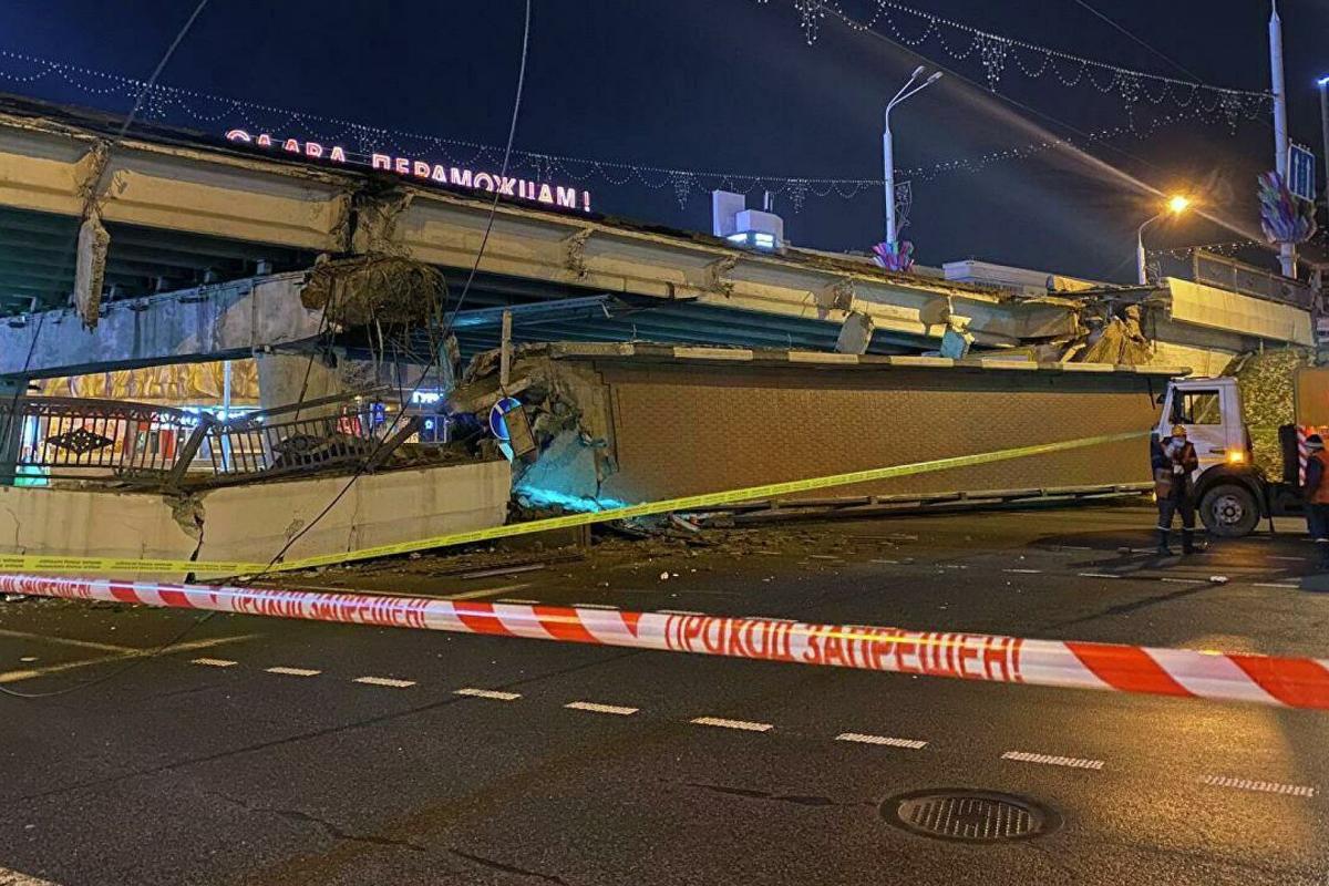 В центре Минска внезапно обрушился мост: инцидент попал на видео
