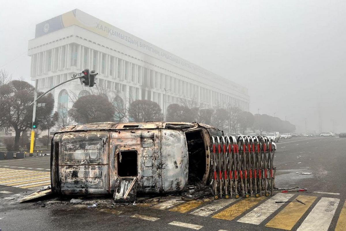 Десятки погибших, автоматные выстрелы и взрывы: в Алматы продолжается "зачистка"