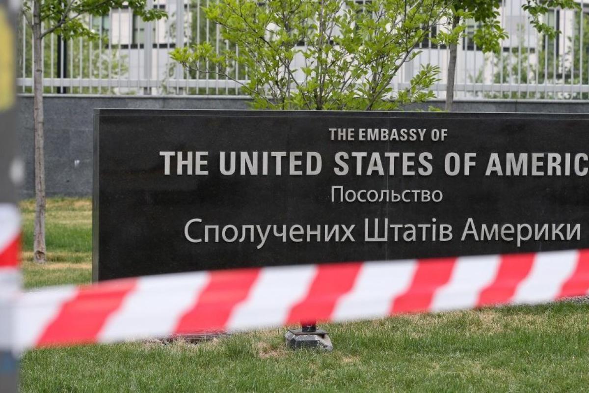 США начнет эвакуацию семей дипломатов из Украины в понедельник, - СМИ