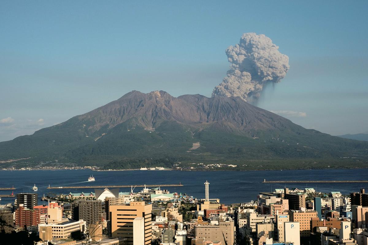 В Японії сталося виверження одного з найбільш активних вулканів світу (відео)