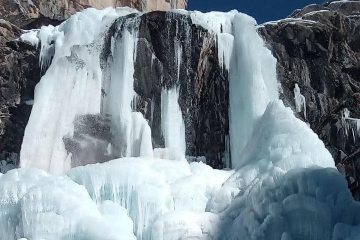 У Румунії вперше за багато років замерз термальний водоспад, що викликало ажіотаж серед туристів (відео)