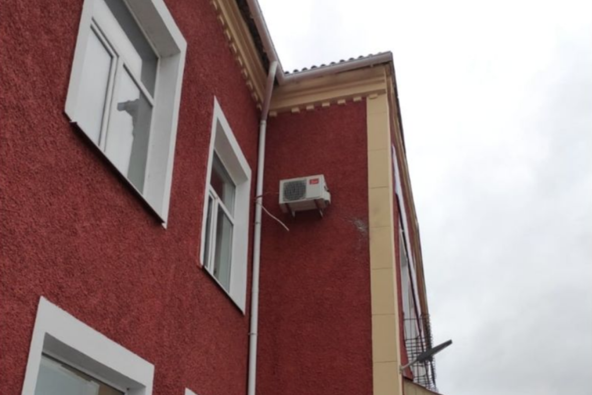 Бойовики обстріляли місто Щастя, пошкоджено адмінбудівлю, - ДСНС