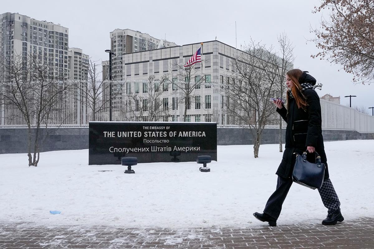 США вывозят из Украины часть дипломатов и приостанавливают консульские услуги в Киеве США вывозят из Украины часть дипломатов и приостанавливают консульские услуги в Киеве