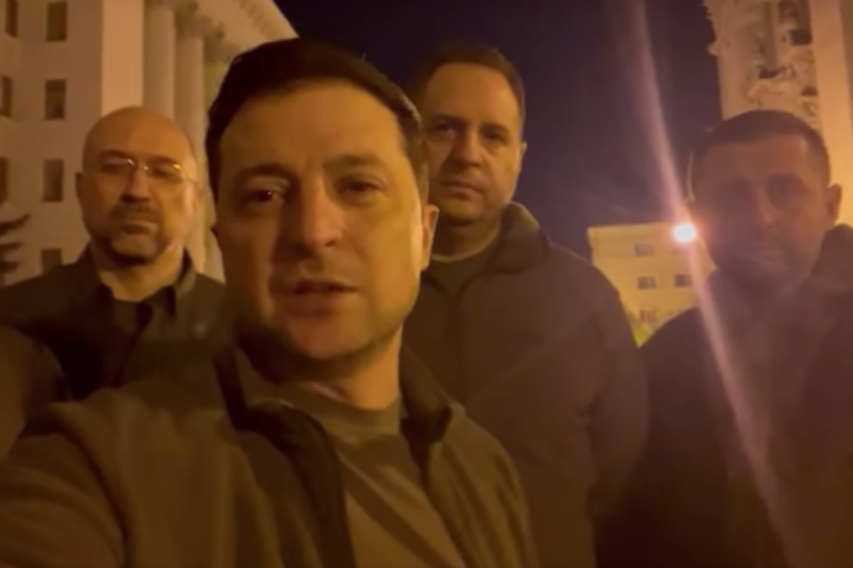 "Все мы тут": Зеленский записал новое обращение возле Офиса президента "Все мы тут": Зеленский записал новое обращение возле Офиса президента