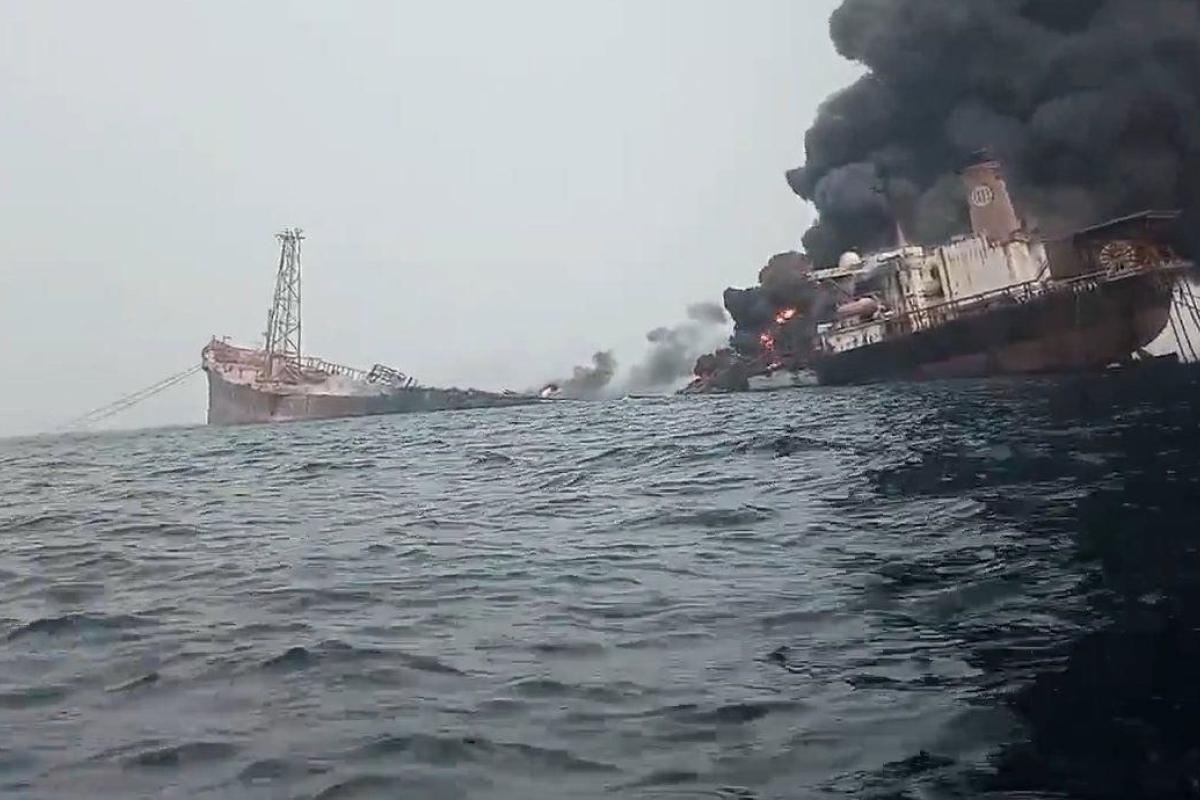 Грозит экологической катастрофой: у берегов Нигерии взорвалось судно с нефтью Грозит экологической катастрофой: у берегов Нигерии взорвалось судно с нефтью