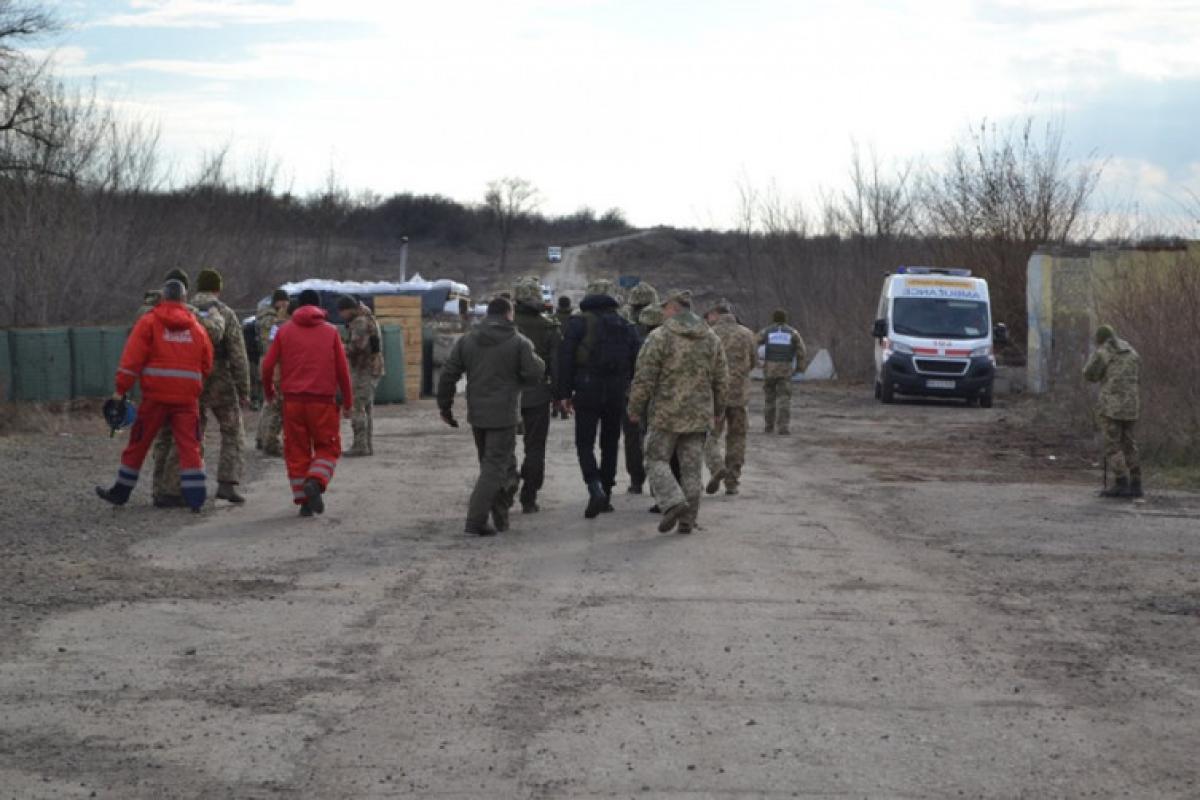 Нардепы и журналисты попали под артобстрел боевиков в Новолуганском Нардепы и журналисты попали под артобстрел боевиков в Новолуганском